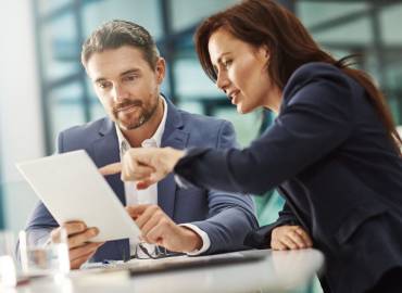 Team Arbeit Frau Mann Büro Abstimmung Mitarbeiter