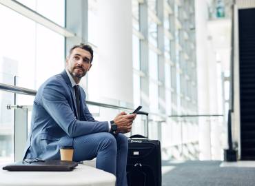 Zeiterfassung digital Handy Flughafen Koffer Reise Mann 