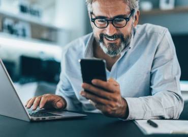 Mobile App Mann Brille Laptop Handy Homeoffice