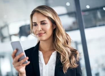 ISGUS App Frau Handy Büro Business unterwegs Handy