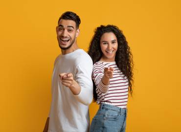 Frau und Mann auf gelb Jobsuche Mitarbeitersuche Personal