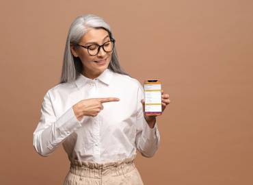 Frau mit Handy ZEUS® mobile EN