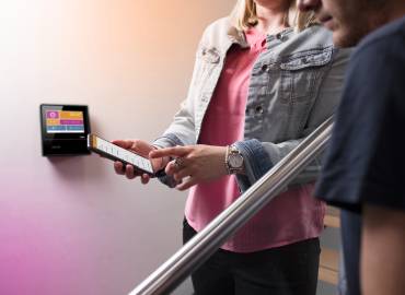 ZEUS® mobile App Terminal Hardware Handy Frau 